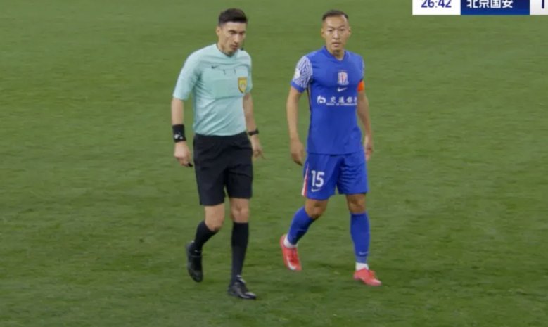 转播镜头显示吴曦主罚点球时，现场似有激光笔干扰