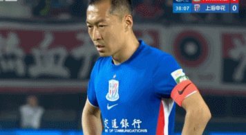 转播镜头显示吴曦主罚点球时，现场似有激光笔干扰