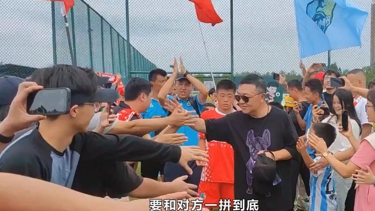 董路大弟子谢波发挥优良传统 冲场怒怼裁判 被出示红牌！