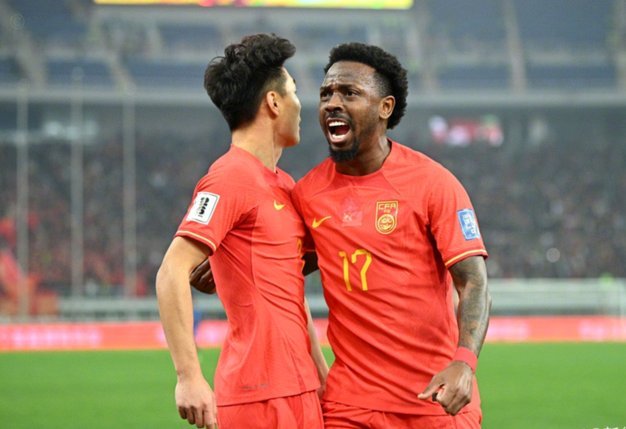 国足2-0胜新加坡，塞鸟头球点射入！