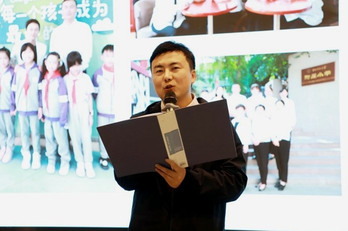 只要董老师和他的粉丝继续坚持和宣扬他们的功利足球观 青区大多数有理智有逻辑的JR就永远都是黑子