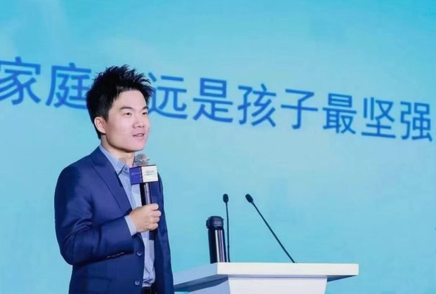 只要董老师和他的粉丝继续坚持和宣扬他们的功利足球观 青区大多数有理智有逻辑的JR就永远都是黑子