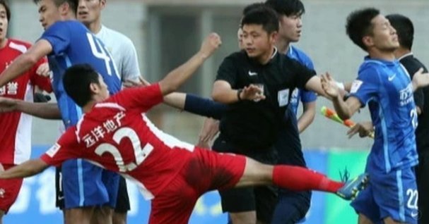 足协评议：折射后球意外接触到孔特手臂，不构成手球犯规