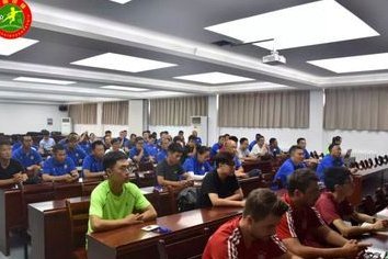 中国青训最重要的的就是取消基层教练和基层梯队，多培养几个董路团队