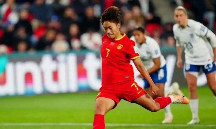 太可惜了！中国U20女足3打1不射门，错失进球良机